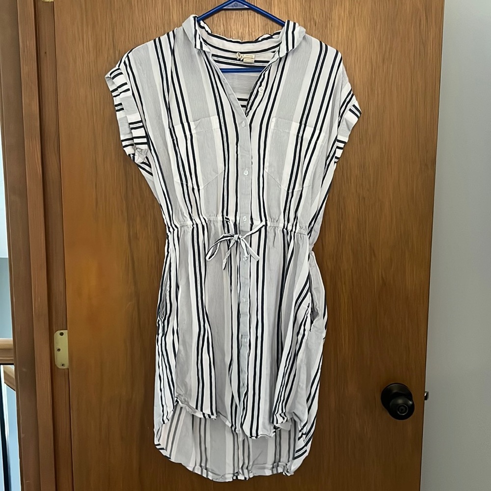 Striped white/navy cotton dress with pockets. Size medium
